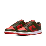 Zapatillas Nike Dunk Low Retro de hombre, color verde oliva y rojo.