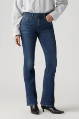 Pantalón de jean azul oscuro, de corte bootcut y tiro alto.