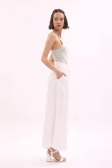 Blusa tejida color verde agua, de breteles finos y corte ajustado.