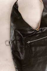 Bolso hobo reversible color azul marino, con textura símil cuero y correa bandolera extraíble.