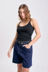 Musculosa negra de breteles finos y corte ajustado.