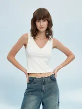 Musculosa blanca con escote en V y corte ajustado.