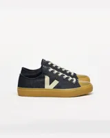 Championes Veja Wata II Low, confeccionados en denim azul con logo lateral en contraste color crema, puntera y suela de goma color caramelo, y cordones blancos.