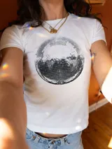 Remera blanca de algodón con estampado de cerezas rojas con moño. Corte clásico y mangas cortas.