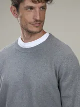 Sweater gris de algodón con cuello redondo.
