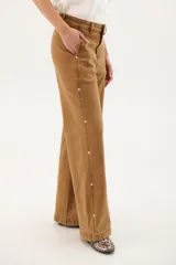 Pantalón de jean color caramelo, de corte recto y tiro medio.