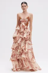 Vestido largo de fiesta color beige con estampado de hojas en tonos marrones, con corpiño bordado con cuentas y falda con volados.
