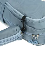 Mochila negra de tela con diseño liso, compartimento principal con cierre, bolsillo frontal con cierre y asa superior. Incluye un pequeño accesorio colgante de tela negra.