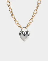 Collar corto dorado con cadena de eslabones gruesos y dije de corazón plateado.