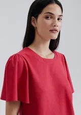 Blusa roja de mangas cortas con volados.