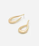 Par de aros colgantes dorados con forma de lágrima hueca.