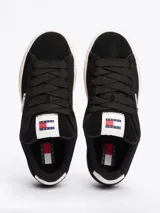 Zapatillas urbanas Tommy Jeans de corte bajo, color negro, confeccionadas en ante con interior de poliéster, entresuela texturizada color crema y suela de goma color caramelo. Presentan logo de la marca en el lateral y en la lengüeta.