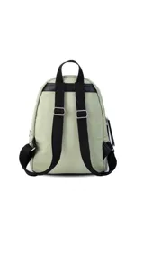 Mochila de tela color blanco con diseño capitoneado en la parte superior y textura tipo telar en la parte inferior. Tiene correas negras ajustables, asa superior y bolsillo frontal amplio. Incluye compartimento interno para iPad.