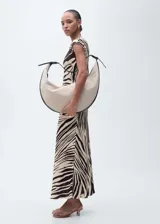 Vestido midi de viscosa con estampado de cebra en tonos beige y marrón. Tiene cuello redondo, manga corta, corte recto y cierre de botón en la parte posterior.