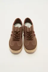 Zapatillas bajas color marrón con cordones y suela de yute.