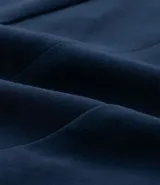 Blusa azul marino de viscosa con escote en V, manga corta y detalle de recortes.