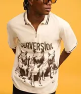 Camisa oversized color crema con cuello polo y cierre de cremallera. Estampado frontal con la palabra "Subversion" y tres lobos.