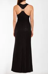 Vestido largo de fiesta negro de encaje con escote en V y corte sirena.
