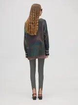 Buzo de algodón con estampado abstracto en tonos tierra y verde, de corte holgado y largo por debajo de la cintura, con puños acanalados.