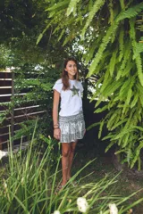 Minifalda plateada con lentejuelas, pretina elastizada y dos volados en el ruedo.