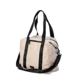 Bolso deportivo negro de nylon, con compartimento principal con cierre y bolsillo adicional al frente con cierre. Cuenta con asas y correa extensible.