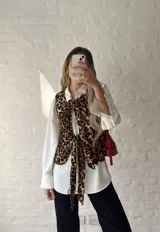 Chaleco con estampado animal print, con lazos para atar en el cuello y en la cintura.
