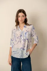 Camisa de dama estampada con lunares grandes color azul marino sobre fondo blanco.