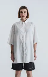 Camisa blanca de corte amplio con mangas cortas.