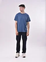 Remera básica de manga corta y cuello redondo, color blanco.