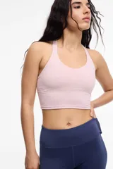 Top deportivo corto color rosa con escote en V, breteles finos y copas removibles.