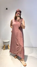 Vestido largo celeste de lino, corte recto y sin mangas, con dos líneas bordadas en el ruedo.