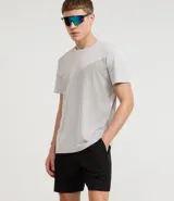 Bermuda deportiva masculina de poliéster reciclado certificado RCS, color negro, con cintura elástica y lazo ajustable. Presenta un estampado abstracto en tonos claros en la parte superior delantera.