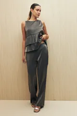 Pantalón de vestir plateado de tela liviana con brillo metalizado y corte suelto.