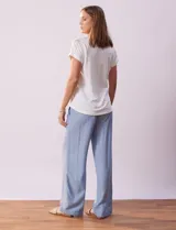 Remera combinada blanca, marca Rio & Rian, con cuello a la base y mangas cortas con aplique calado y broderie.