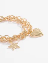Pulsera plateada de eslabones gruesos con dijes colgantes de corazón y estrella.