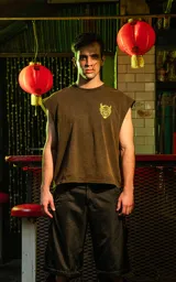 Remera marrón sin mangas con cuello redondo y estampado de personajes de la película Kill Bill.