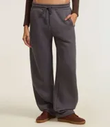 Pantalón de algodón color marrón, modelo barrel con cintura elástica, cordón para ajuste en la cintura y forro de polar.