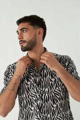 Camisa estampada de hombre, corte slim, manga corta, cartera abotonada y logo bordado.