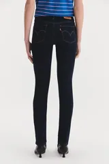 Pantalón de jean azul oscuro, de corte recto y tiro medio.