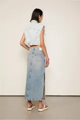 Falda midi de jean celeste, de tiro alto, corte recto y abertura lateral.