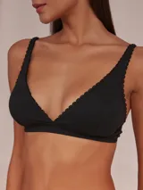Soutien halter blanco de algodón con breteles finos y detalle de puntilla en escote y breteles.