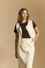 Falda larga de mezclilla color crema, de corte recto y talle alto, con costuras visibles en contraste y abertura frontal.