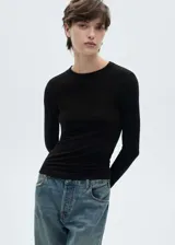 Camiseta negra de manga larga con cuello redondo y corte ajustado.