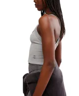 Top deportivo blanco, ajustado al cuerpo, con escote redondo en el frente y espalda cruzada. Presenta un dobladillo recortado que deja ver el abdomen.