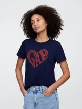 Remera azul marino de algodón con logo de GAP en forma de corazón color rojo.