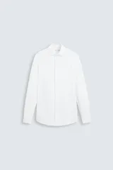 Camisa blanca slim fit de manga larga, con cuello italiano abierto y cierre frontal con botones.