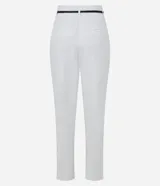 Pantalón de vestir rojo, estilo carrot (holgado en cadera y ajustado en tobillo), con pliegues frontales y cinturón de material sintético negro con hebilla pequeña.