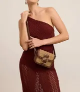 Cartera bandolera pequeña color marrón claro con efecto rafia, tapa con hebilla y correa larga ajustable.
