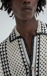 Camisa de manga corta tejida de punto abierto (símil crochet), calce oversize.