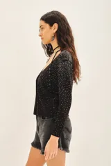 Cardigan color crema de tejido de punto con escote en V y aplicación de tachas termofijadas.